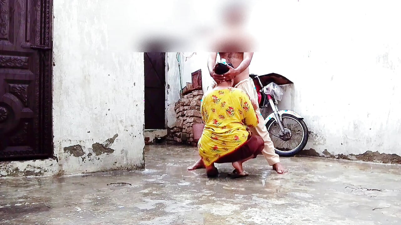 Barsaat ke mausam mein chute lagwane ka Apne maja hai barsat ke mausam mein gand Marne ka apna Maja