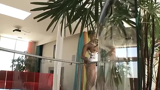 Fahişe herkesle yatıyor