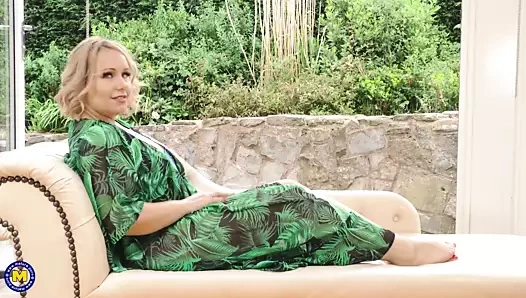 Yağlı tombul olgun eş besleme ona kedi