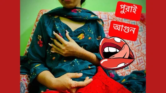 Sevimli yenge pembe amcığını gösteriyor ve komşuyla sikişiyor