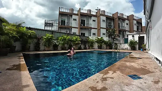 Havuzda gün, şımartma ve şehvetli dokunuşlar