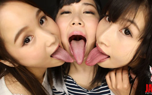 En iyi fetiş deneyimi: üç şehvetli kadınla uzun diller, tükürük ve samimi yakın çekimler! (bölüm 1-2)