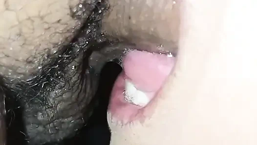 Penisini boğazından çıkarmadan emdi, sadece tamamen yumuşakken durdu.