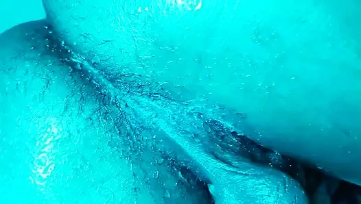 Göte tapan Hallelujah Johnson (Dr. Manhattan terliyor)