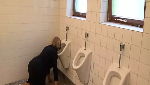 Transvestit leckt Pinkelbecken ab - 02