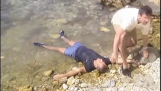Sarışın orta yaşlı seksi kadın erkek arkadaşı tarafından ormanda sikiliyor