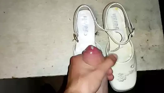 Cum içinde küçük beyaz ayakkabı