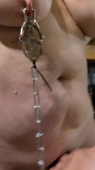 Meme ucu kelepçesi ağrı, fışkırtma orgazmına yol açar