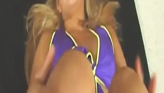Olgun hatun derin amcık yalama ve parmaklama çılgınlığı için götünü açıyor