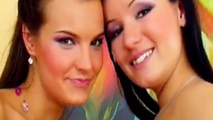 Güzellik lezbiyenler dildoing kedi ve yalama ıslak labia