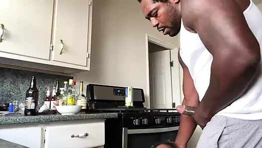 Üvey babam işteyken üvey erkek kardeşim büyük siyah yarağını ıslak genç boğazımda kullanıyor