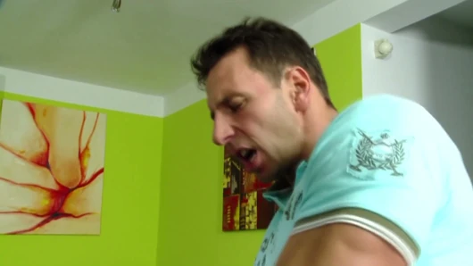Edepsiz sarışın götüne büyük bir yarak alıyor