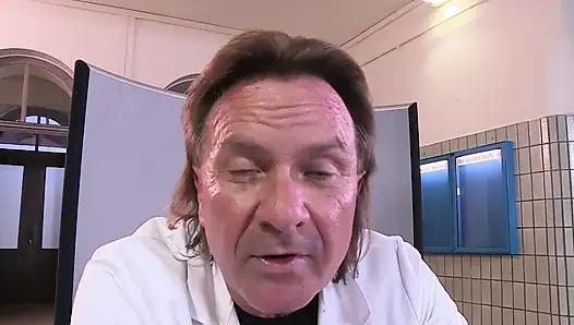 Doktor büyük memeli sarışın orta yaşlı seksi kadını sikiyor