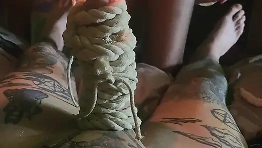 Goode kız mum ışığında taşakları kırbaçlıyor bakış açısı