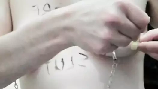 Bir yabancı için fahişe göğüslerimi incitmek