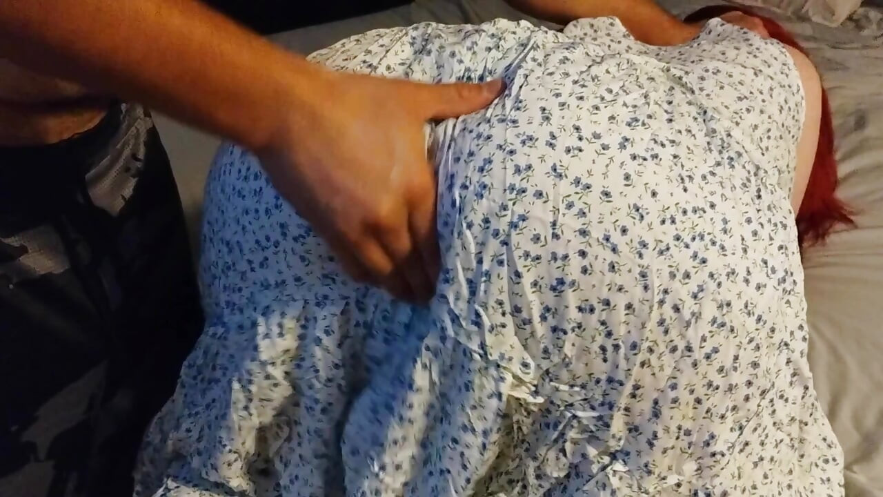 Büyük götlü orta yaşlı seksi kadın sikişiyor