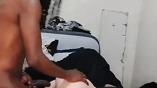Tiros nas costas leva a gozar por toda sua buceta bonita!