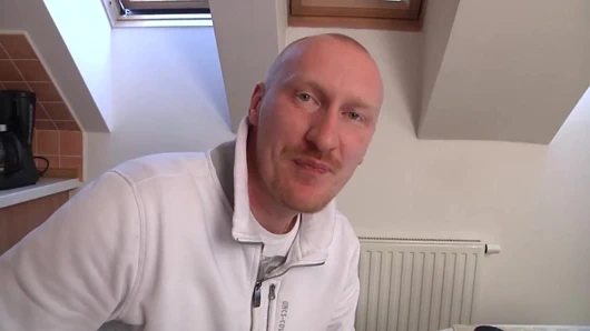 Yatak odasında dörtlü sikiş emiyor