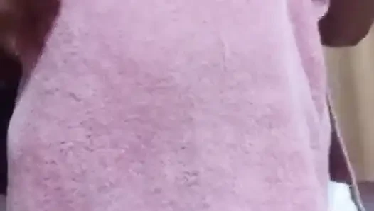 Gel ve iç çamaşırımı çıkarmamı ve seksi gecelikimi büyük kıvrımlı tombul bir zevkle takmamı izle