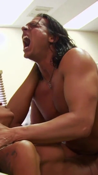 Мощный момент из "Латина-милфа Kayla Carrera нуждается в поедании киски ее бритой киски"