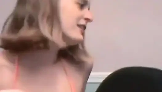 Laura akşam yemeği tabağından döllerini içiyor