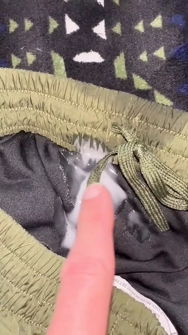 Горячий солдат армии США дрочит его пульсирующий член!!