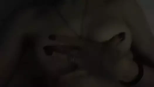 Akşam nazik ev yapımı striptiz. yakın çekim