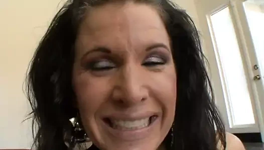 Adam oturma odasında "orta yaşlı seksi kadın" amcığını emiyor