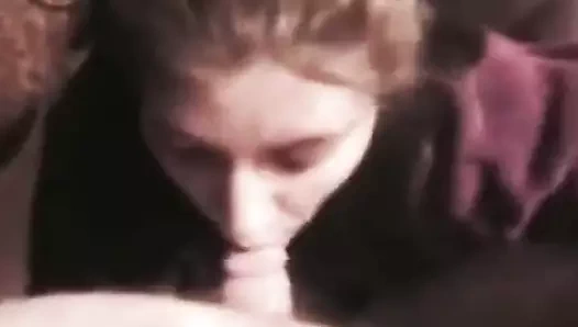 dağınık yüz için dizlerinin üzerinde emme