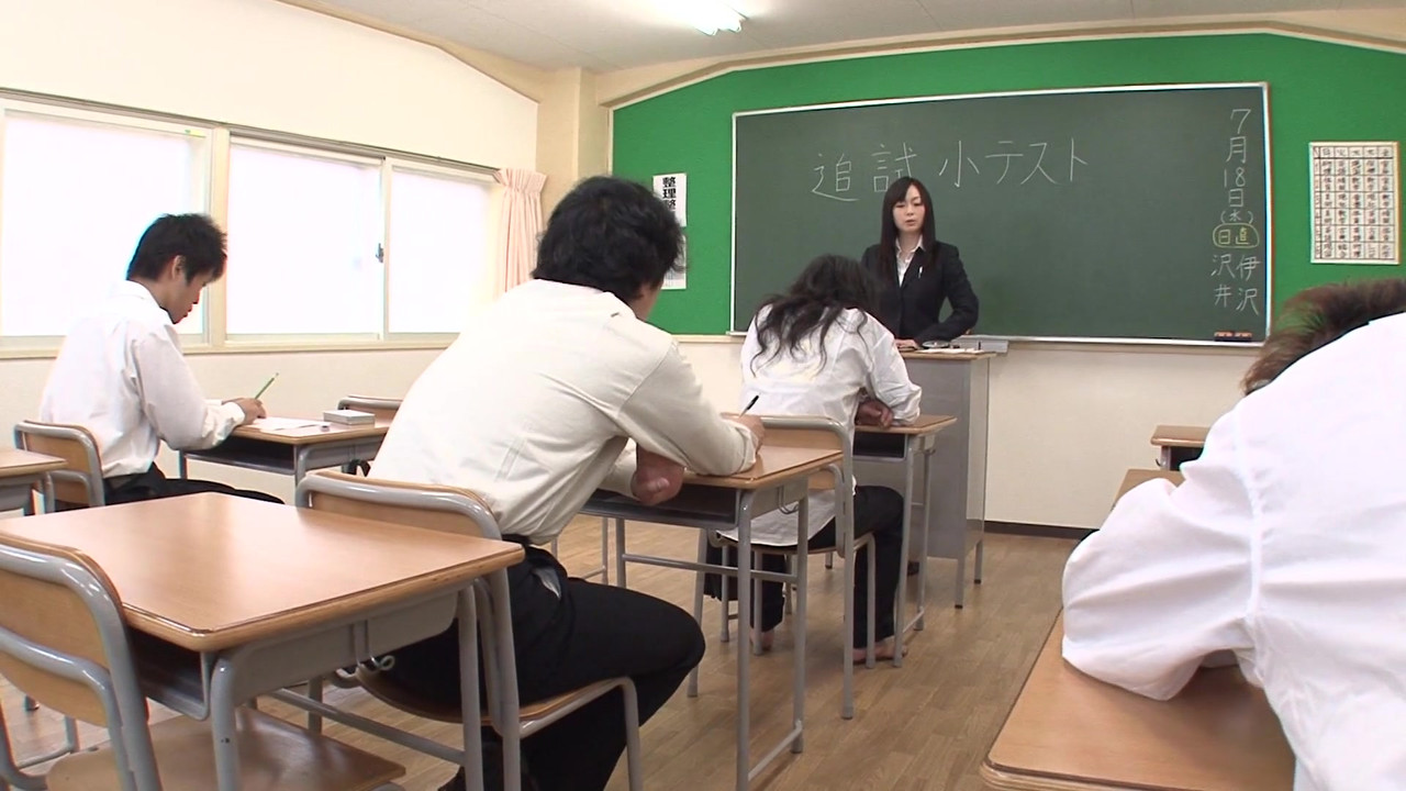 JAPANESE SLUT GETS CLIT RUBBED WITH A DILDO BEFORE A FUCK