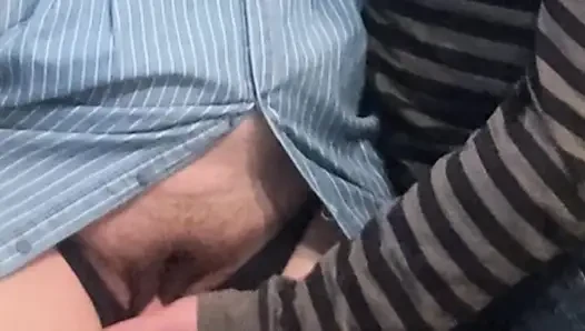 Ateşli hatun kıllı amını ovmama izin veriyor