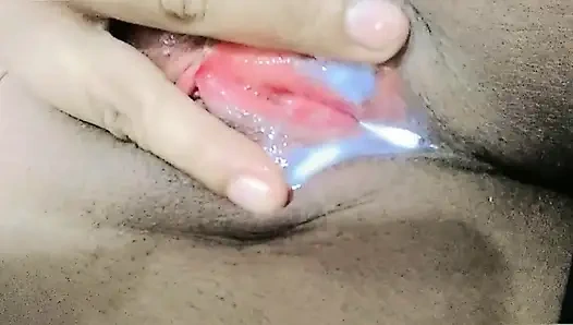 Klitorisini sertçe sıkıştırıyor ve parmakla oynuyor