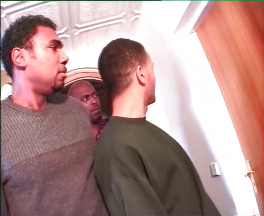 Büyük siyah penislerden oluşan bir bölük genç bir nimfoyu yok eder