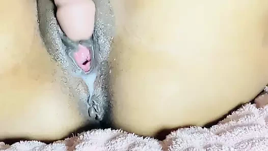 Zenci kadın fışkırtana kadar dildoyla sürtüyor ve sikişiyor