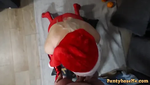 Madura loira Laura fica com tesão e chupa meu pau enquanto faz sessão de Natal