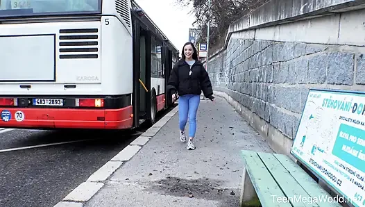 Kameraman sulu bir esmeri memnun ediyor