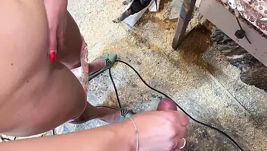 Garajda Yumuşak Penisle Oynamak, Hanjob Cumshot'a Kadar