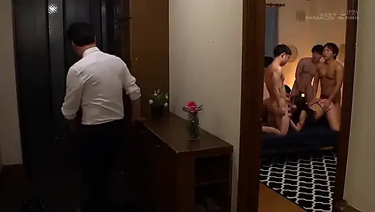 Japon orta yaşlı seksi kadın komşuları baştan çıkarıyor ve evde o genç adamlarla grup seks yapıyor. Bölüm 3