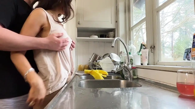 Azgın evli kadın bulaşıkları yıkarken mutfakta sikiliyor