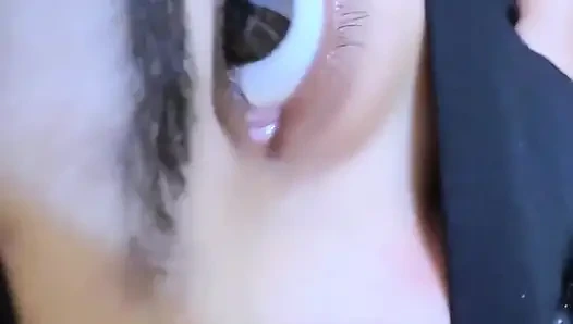 Arap güzel ateşli kolaj kız pansiyonda mastürbasyon yapıyor ve fışkırtarak orgazm oluyor!