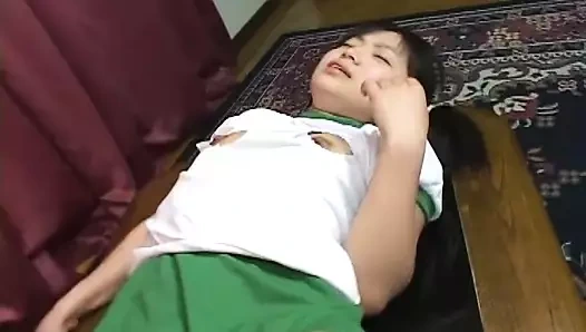 Azgın Japon genç kız büyük dildoyla oynuyor