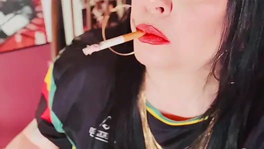 İngiliz tart Tina Snua Chain kibrit ışığı yanmış 2 Çin sigarası içiyor - sürüklenen sigara içen omi ome snap inhales