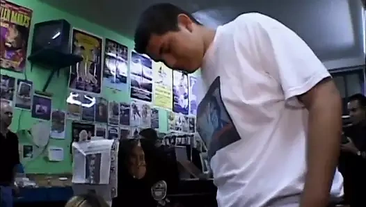 Sıcak sarışın yalama ona kedi ve oral seks grup arasında erkekler