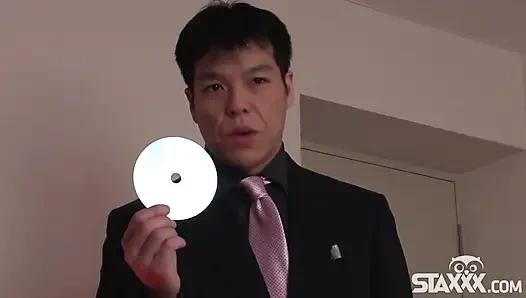 Asyalı genç kız vahşi bir sakso çekiyor