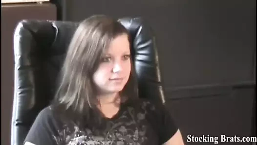 Holly'nin ağ çoraplarını çıkarmasını izliyorum