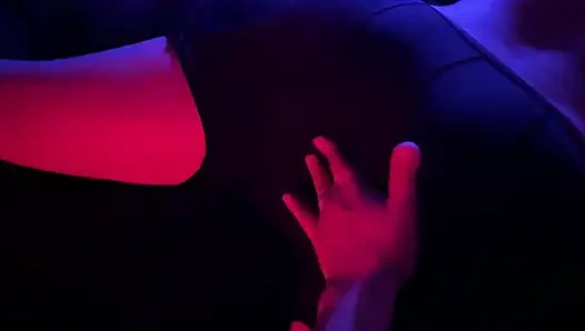 Kız erkek arkadaşına mastürbasyon yaparak ve ilk kez götünü yaparak domine ediyor