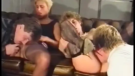 Muhteşem hatun ıslak amını büyük bir direğe sert siktirmeyi seviyor