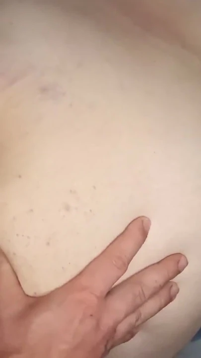 Üvey anne sabahları domalarak ayağa kalktı ve üvey oğlunun onu sert sikişinden kurtulmak için onu sikmesine izin verdi. | Klip 1