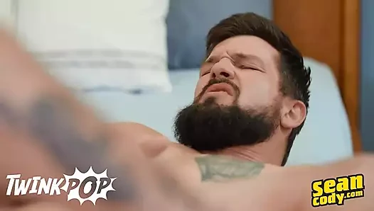 Eve girer girmez Brysen ve Griffin birbirlerini tutkuyla öpmeye başlıyor - twinkpop