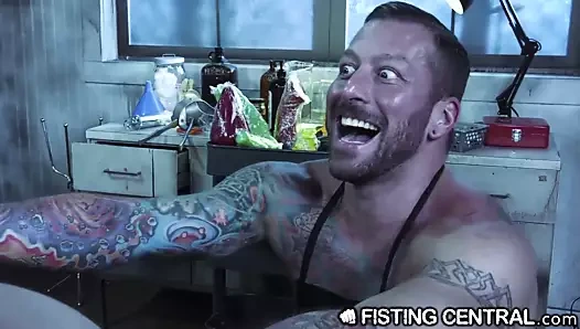 Baba doktor iri canavarını ve itaatsiz asistanını yumrukluyor